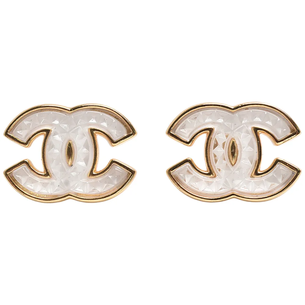 【CHANEL 香奈兒】經典立體三角形刻紋雙C LOGO造型穿式耳環(金色ABD564-OR)