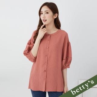 【betty’s 貝蒂思】細壓紋蕾絲壓線雪紡圓領襯衫(珊瑚紅)