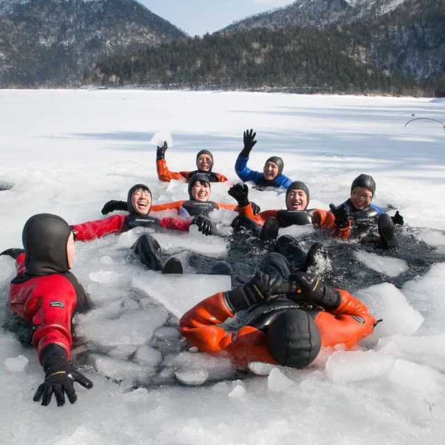 喜鴻假期 【夢幻冰戀北海道５日】破冰船巡航、旭山動物園、玩雪