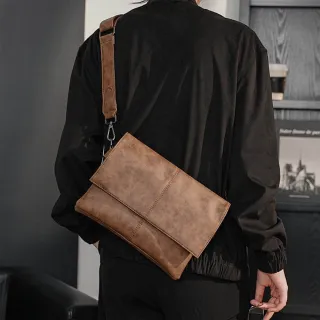 【LEESA】信封包\男生包包\郵差包\大方包\百搭\好看\男生斜背包\側背包\手拿包\黑色包包\咖啡色