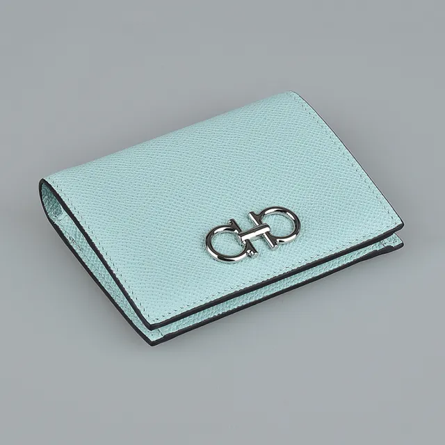 【Salvatore Ferragamo】SALVATORE FERRAGAMO GANCINI金屬LOGO釦式4卡小牛皮短夾(冰川藍)
