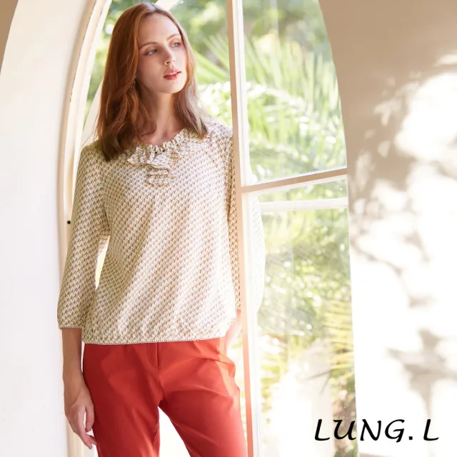 【LUNG.L 林佳樺】LQ86A卡其色滿版印花荷葉領七分袖女裝上衣(秋冬新品)