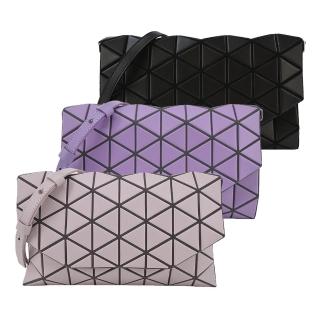 【ISSEY MIYAKE 三宅一生】霧面幾何菱格翻蓋斜揹包(多色選)
