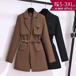 【Amay Style 艾美時尚】中大尺碼女裝 西裝 軍裝西服設計顯瘦鍊條扣帶中長版大衣外套。S-3XL(2色.預購)