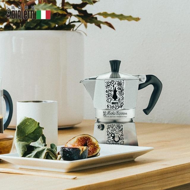 【Bialetti 比亞樂堤】經典摩卡壺MOKA90週年MR.DOODLE聯名款-3杯份(贈90週年聯名造型背包/免插電咖啡壺/)