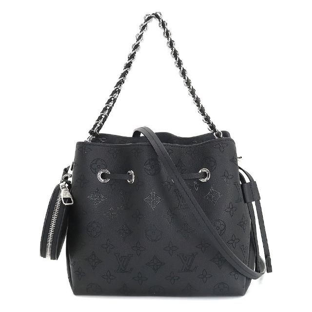 LV LOUIS VUITTON路易威登 M57070 經典 Bella 系列 Monogram 鏤空雕花牛皮手提 斜背包 這款 LV LOUIS VUITTON 路易威登 M57070 經典 Bella 系列 Monogram 鏤空雕花牛皮手提斜揹包,以黑色皮革為基底,搭配經典 Monogram 圖案與鏤空雕花設計,展現歐系精品的高雅與時尚。適合女性、男性及中性風格,是國際航空旅客的必備時尚配件。