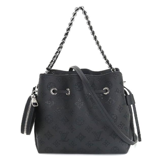 這款 LV LOUIS VUITTON 路易威登 M57070 經典 Bella 系列 Monogram 鏤空雕花牛皮手提斜揹包，以黑色皮革為基底，搭配經典 Monogram 圖案與鏤空雕花設計，展現歐系精品的高雅與時尚。適合女性、男性及中性風格，是國際航空旅客的必備時尚配件。