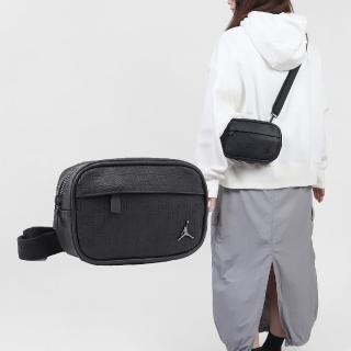 【NIKE 耐吉】肩揹包 Jordan Monogram 黑 23 滿板壓印 可調背帶 可拆 斜揹包 隨行包 小包(JD2443031AD-001)