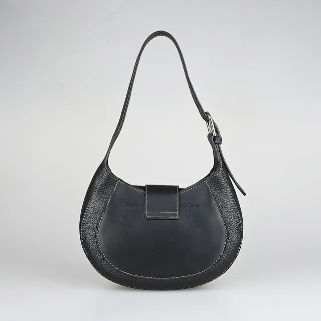 【FURLA 芙拉】FURLA Club 2金屬刻印LOGO荔枝紋拼滑面牛皮吸釦式肩背包(黑)