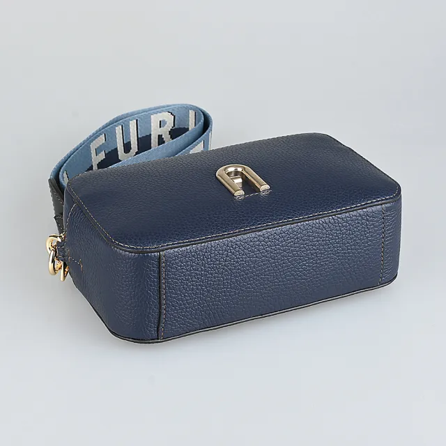 【FURLA 芙拉】FURLA Primula復古金屬拱門LOGO荔枝紋設計牛皮拉鍊斜背相機包(迷你/地中海深藍)