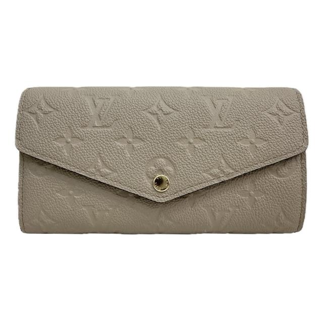 高階皮革製成的 LV M82256 Monogram Sarah 發財長夾，採用經典 Monogram Sarah 圖案與膚色牛皮壓紋設計，兼具時尚與實用性，適合日常搭配與商務場合。