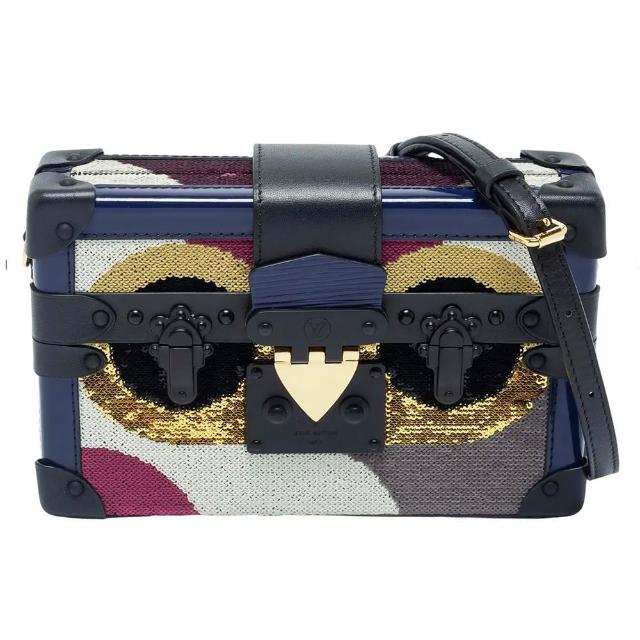 LV LOUIS VUITTON路易威登 M42120 經典絕版限量款 Petite Malle 夜鶯亮片斜揹/手拿包 LV LOUIS VUITTON 路易威登 M42120 經典絕版限量款 Petite Malle 夜鶯亮片斜揹/手拿包,以藍色皮革為基底,搭配獨特夜鶯亮片設計,展現歐系精品風格。此款為特殊造型,適合追求時尚與獨特性的女性、男性及中性族群,是國際航空限定商品,收藏價值高。