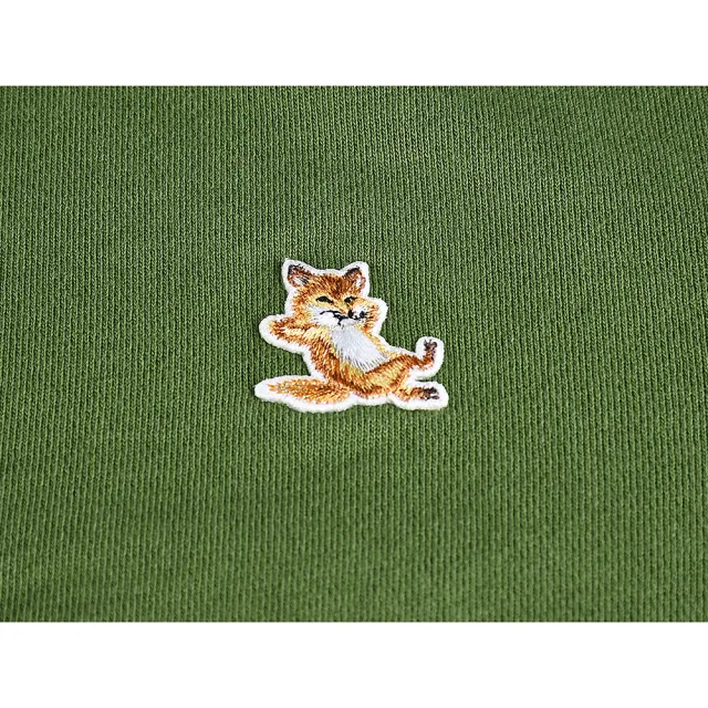 【Maison Kitsune】MAISON KITSUNE Chillax優雅休假狐狸刺繡LOGO布標設計純綿圓領長袖T恤(男款/軍綠)