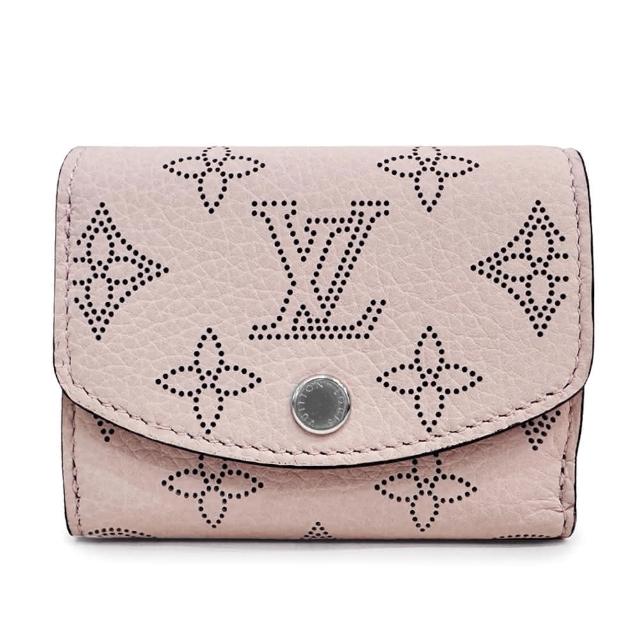這款 LV 路易威登 M82795 經典 Monogram 打孔通花 Iris XS 系列 Mahina 小牛皮三折錢包短夾，以優雅的粉紅色皮革為基底，搭配品牌經典的數字與英文字母圖案，展現歐系精品風格。設計簡約大方，適合女性、男性及中性風格，是日常出街或商務場合的理想選擇。