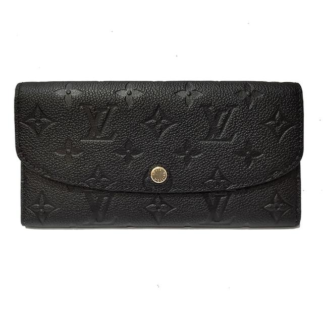 LV LOUIS VUITTON 路易威登 M62369 Emilie Monogram Empreinte 黑色系壓紋釦式長夾，採用高階牛皮製成，設計簡約大方，適合日常使用。內附原廠防塵套，並有7個內夾層與1個內袋，提供充足的收納空間，為女性日常搭配增添時尚感。