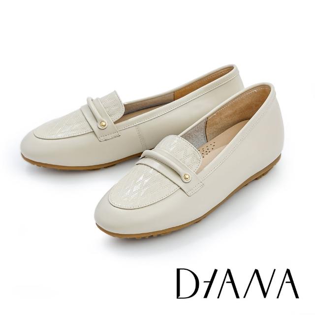 【DIANA】簡約質感壓紋真皮低跟樂福鞋(米色)