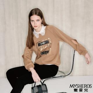 【MYSHEROS 蜜雪兒】親膚保暖造型上衣 圓領珍珠鑽飾亮面字母印花(卡其)