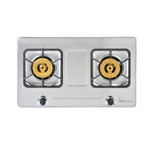 HCG 和成 GS231Q 雙口瓦斯爐採用不鏽鋼爐臺，傳統外擴火焰設計，壓電式點火方便安全。臺灣製造，能源效率第二級，瓦斯消耗量8~9kW，支援天然瓦斯與桶裝瓦斯。挖孔尺寸670×350mm R65，機體尺寸700×420×130mm，BSMI許可R51240，保固1年，標準安裝，適閤家庭廚房使用，提升烹飪效率。