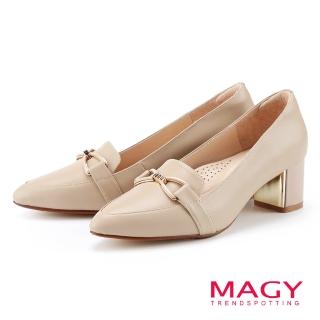 【MAGY】真皮雙環金屬釦尖頭粗中跟鞋(粉色)