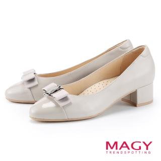 【MAGY】氣質LOGO款蝴蝶結真皮低跟鞋(灰色)