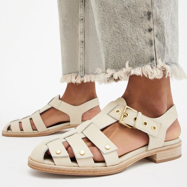 【ALLSAINTS】NELLY 鉚釘平底涼鞋Parchment White W028FA(女款)