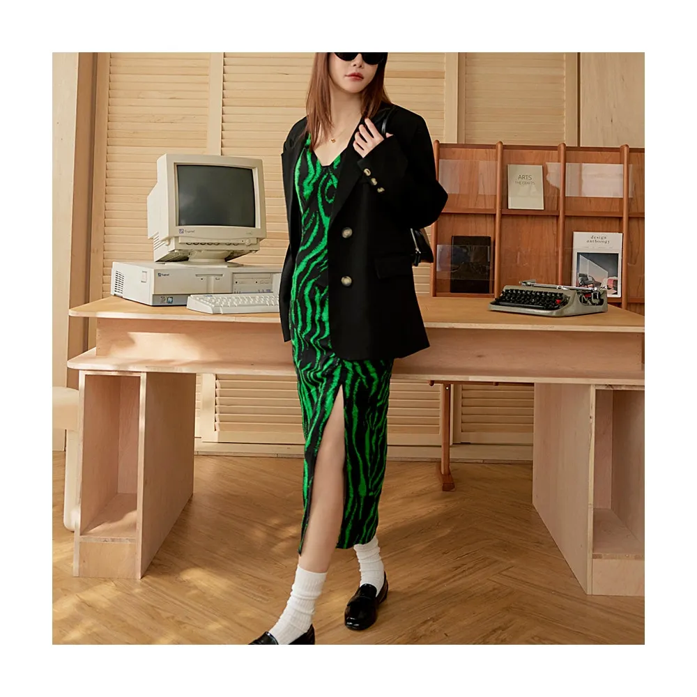 【OB 嚴選】斑馬紋V領開衩長洋裝 《DA9934》