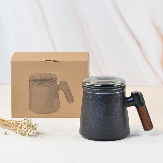 【YU Living 信歐傢居】日本進口 陶瓷濾茶馬克杯蓋茶具組禮盒 440ml(黑色/杯蓋.濾茶器.茶杯.側手把)
