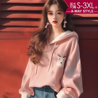 【艾美時尚】秋新品 中大尺碼女裝 帽T 韓系休閒小鹿LOGO條紋感連帽上衣。S-3XL(粉.預購)