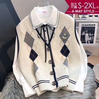 【Amay Style 艾美時尚】中大尺碼女裝 針織衫 馬甲 日系菱格學院風V領排釦針織背心上衣。S-2XL(2色.預購)
