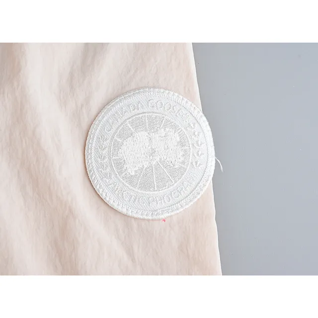 【CANADA GOOSE】CANADA GOOSE Lundell左袖北極圈地形圓標LOGO白色刺繡設計再生尼龍防風外套(女款/亞麻)