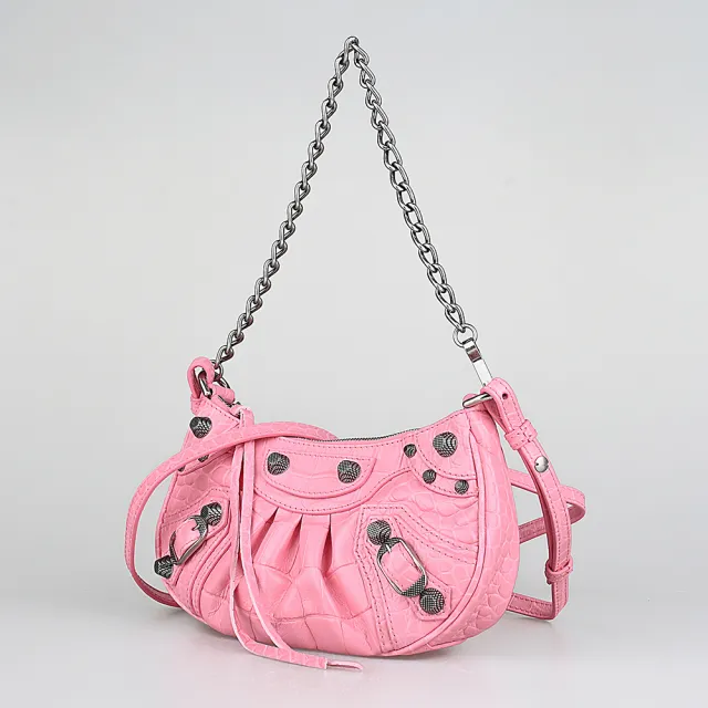 【Balenciaga 巴黎世家】BALENCIAGA LE CAGOLE鱷魚紋牛皮仿舊銀釦肩背斜背機車半月包(迷你/粉)