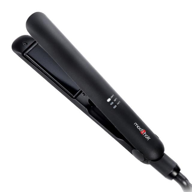  Mods Hair Smart 直髮器 MHS-2475-K-TW，採用高品質陶瓷發熱面，提供快速預熱與均勻散熱，適合各種髮質。支援國際電壓100-240V，3段溫度調節140-200°C，可旋轉式電源線設計，操作輕鬆方便。尺寸323x133x53mm，重量僅438g，黑色系外觀時尚耐用。內容物包含直髮夾與說明書，BSMI檢驗合格字號T35056，保固2年，完美伴侶您的造型需求。 