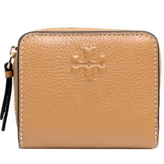 【TORY BURCH】THEA 浮雕LOGO外縫線荔枝紋皮革釦式短夾(氣質棕)