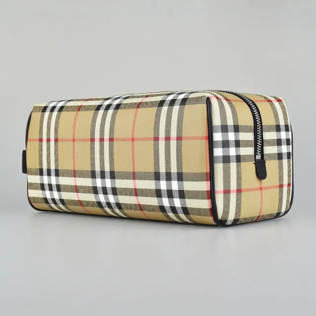【BURBERRY 巴寶莉】BURBERRY LOGO拉鍊格紋PVC手拿旅行收納包(典藏米)