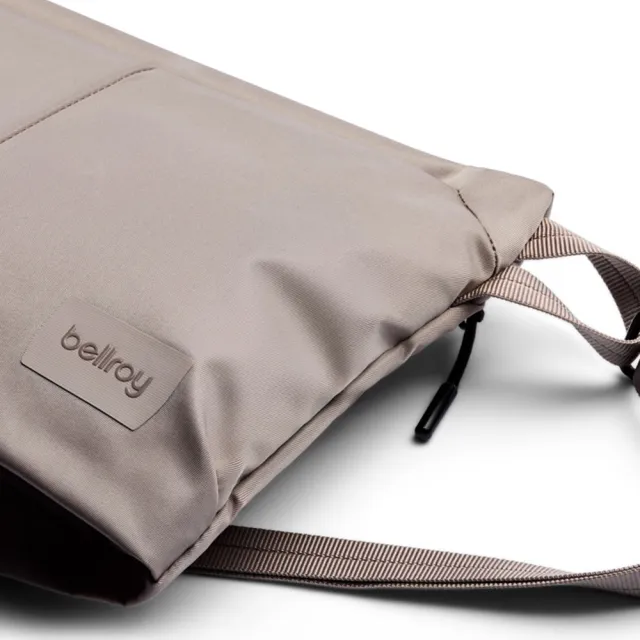 【Bellroy】官方直營 Laneway Sacoche 城市斜挎包 3.5L(深卡其/輕便包/斜背包)