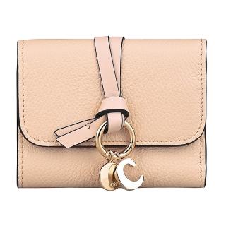 【Chloe’ 蔻依】CHLOE ALPHABET吊飾LOGO荔枝紋小牛皮釦式4卡短夾(水泥粉)