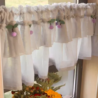 【PLUSIEURS】甜心櫻桃墜飾棉紗短門簾(寬90x高40公分 附贈伸縮桿)