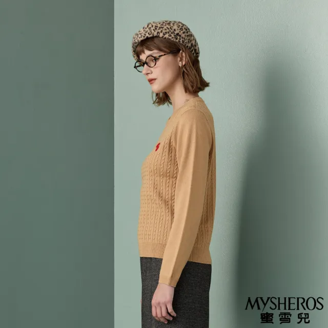 【MYSHEROS 蜜雪兒】造型針織上衣 櫻桃刺繡圓領 麻花造型拼接(駝)