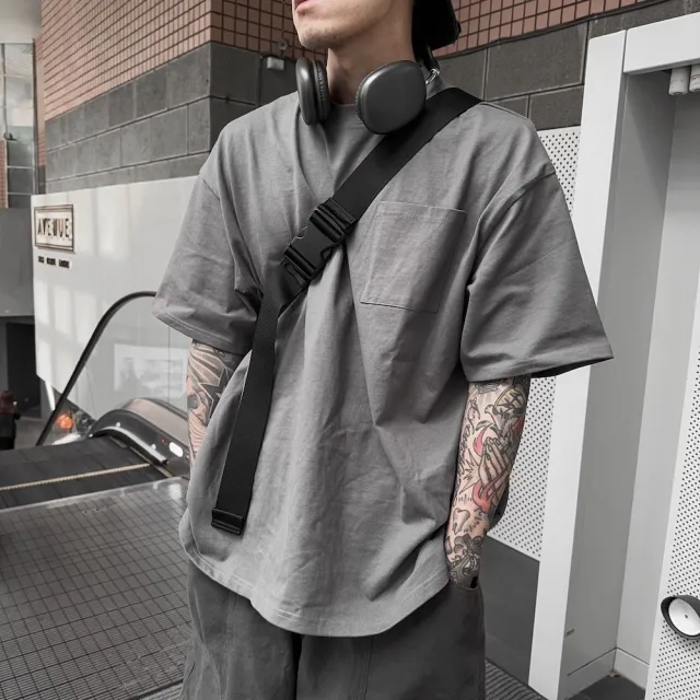 【AMERO】男女款 短袖圓領寬大Ｔ恤(男女款 短袖圓領寬大Ｔ恤 口袋 素面 情侶裝)