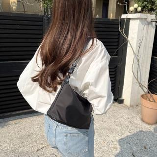 【LEESA】隨身小包\水餃包\肩揹包\斜揹包\防潑水\腋下包\禮物\簡約包包\韓國包包\輕便尼龍包