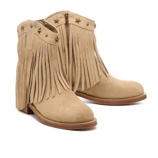 【MISS 21】波希米亞V口流蘇牛麂皮高跟短靴(米)