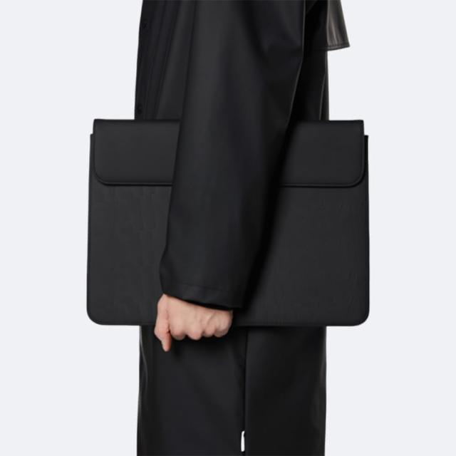 【Rains】Laptop Portfolio 13/15 Pre 防水筆電收納包(Black Monogram 經典印花)