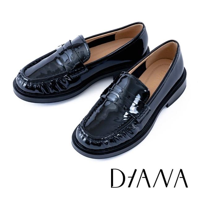 【DIANA】經典學院風牛漆皮低跟樂福鞋(黑色)