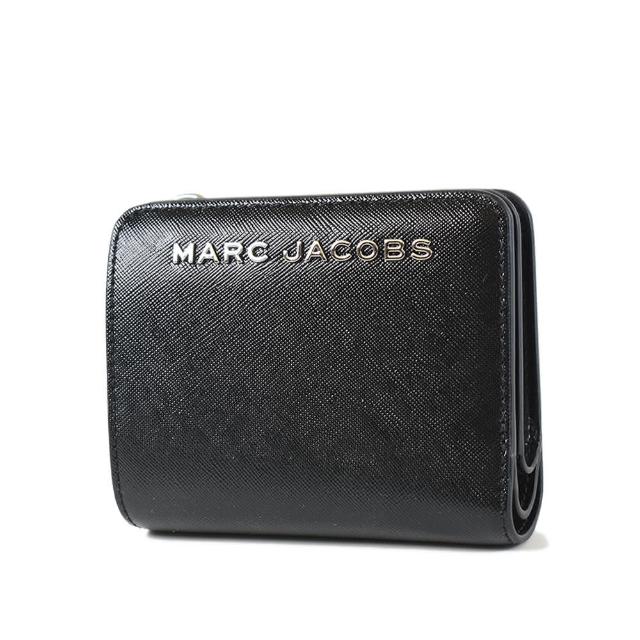 【MARC JACOBS 馬克賈伯】金屬LOGO防刮十字紋釦式短夾-黑色