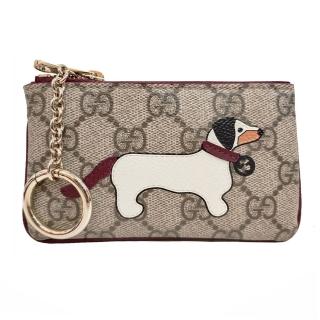 【GUCCI 古馳】818768 新款帆布系列臘腸狗細節皮革貼飾內建扣環拉鍊零錢包(棕色)