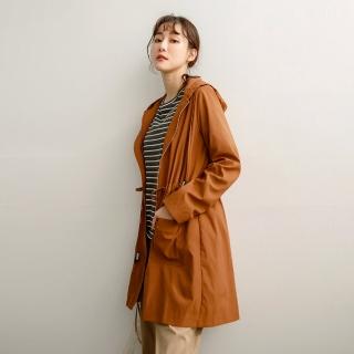 【OB 嚴選】高質感收腰修身抽繩連帽風衣外套 《EA2209》