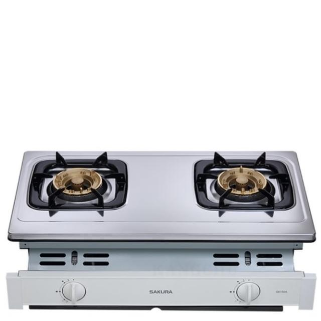  SAKURA櫻花牌 G-6150 雙口瓦斯爐，臺灣原廠製造，爐臺採用耐用不鏽鋼材質，爐頭為傳統外擴火焰設計，提供10~11kW高效瓦斯消耗。配備壓電式自動點火，操作簡便安全。能源效率第二級，適合液化桶裝瓦斯使用。機體尺寸705 × 450 × 235 mm（含爐架），挖孔尺寸670 × 325 mm，標準安裝，享1年保固及BSMI許可（R51085）。理想家用廚房爐具，提升烹飪效率！ 