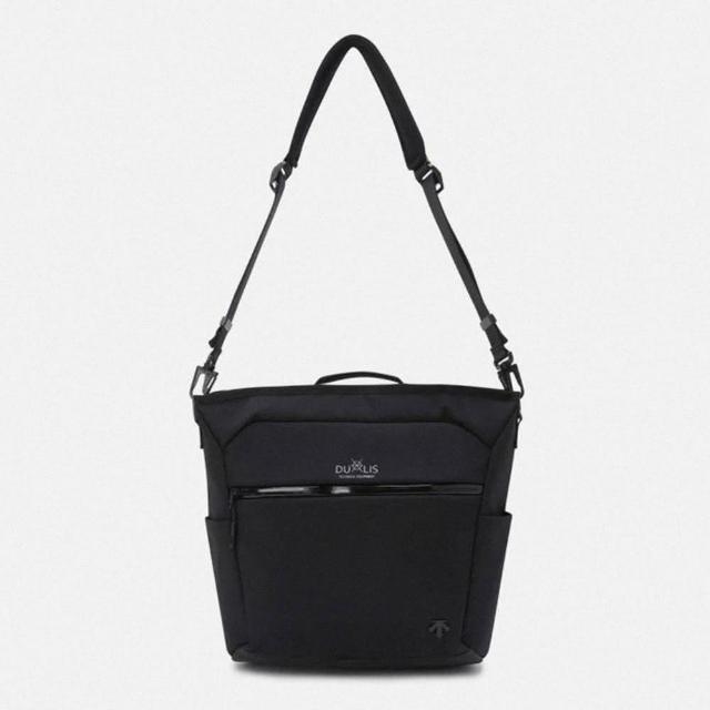 【DESCENTE】DUALIS CROSS BAG 中性 斜背包(黑色)