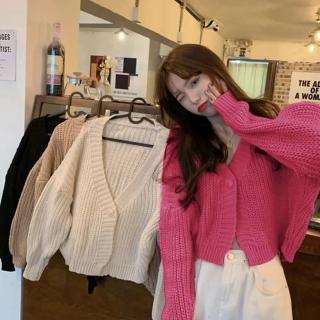 【D.studio】韓版學院風寬鬆一粒扣針織外套(針織上衣 短版外套 女裝 衣服 上衣 保暖外套 保暖上衣 J377)