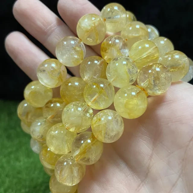 【Cozy 世界水晶原礦與茶】彩片黃膠花手珠 13mm+ 18-5(促進血液循環)